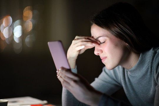 Cảnh báo! Đục thủy tinh thể, thủng võng mạc ở người trẻ online liên tục ngày đêm