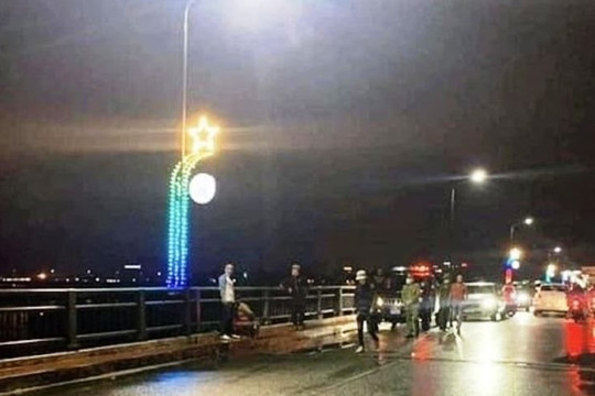 Dùng súng đe dọa người phụ nữ trên cầu Trà Khúc