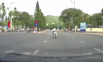 Chạy xe khó hiểu, cụ ông lao thẳng vào đầu ô tô đi ngược chiều, ngã dúi dụi xuống đường