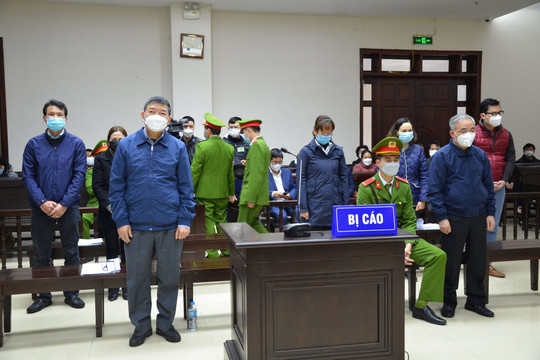 Cựu Giám đốc Bệnh viện Bạch Mai và đồng phạm hầu tòa trong vụ án “thổi giá” thiết bị y tế