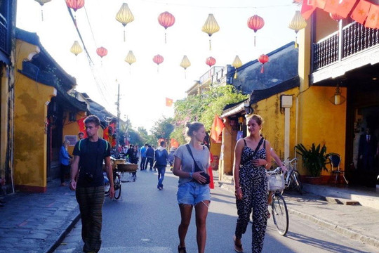 Gần 8.000 khách du lịch quốc tế đến Việt Nam