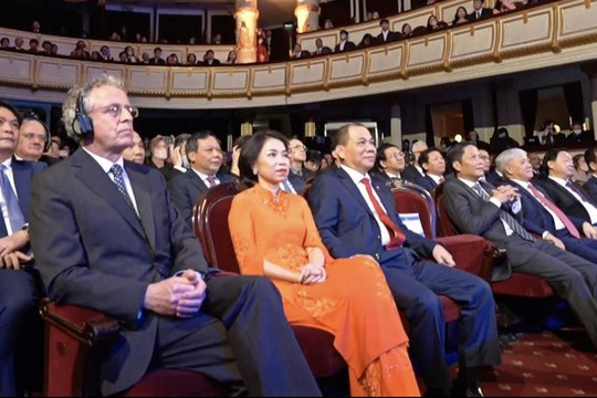 Vì sao vợ tỷ phú Phạm Nhật Vượng lựa chọn áo dài trong lần đầu xuất hiện trước công chúng?