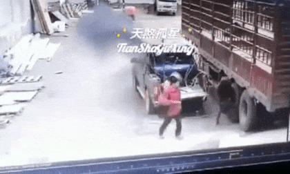 Lốp ô tô phát nổ kinh hoàng, thổi bay người đàn ông sửa xe