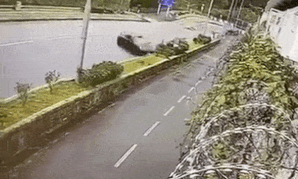Ô tô vỡ nát sau cú tông cột điện, hình ảnh người ngồi ghế lái khiến tất cả thất kinh