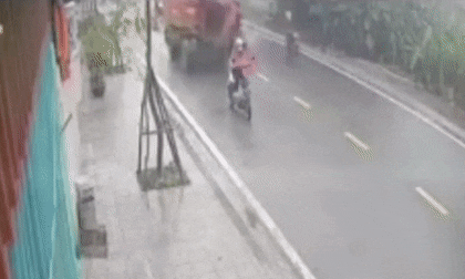 Đứng dưới lòng đường, nữ sinh bị xe máy xúc cán qua người tử vong tại chỗ