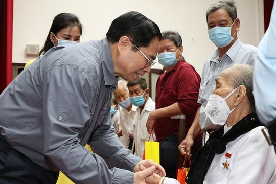 Thủ tướng: Không "ngăn sông cấm chợ", lo cho người dân đón Tết đầm ấm, an toàn