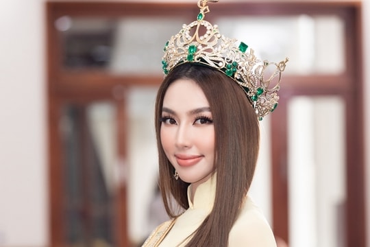 Thùy Tiên tặng trang phục thi Miss Grand cho bảo tàng Phụ nữ Nam Bộ