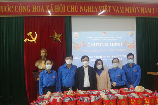 Trao quà Tết cho các bệnh nhi có hoàn cảnh đặc biệt khó khăn