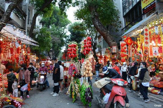Phố Hàng Mã rực sắc đỏ, nhộn nhịp người mua sắm đón Tết 