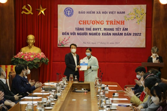 BHXH Việt Nam trao tặng gần 600 sổ BHXH, và trên 3.000 phần quà tới người dân có hoàn cảnh khó khăn