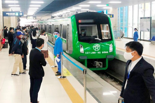 Tàu điện, xe buýt ở Hà Nội chạy xuyên Tết