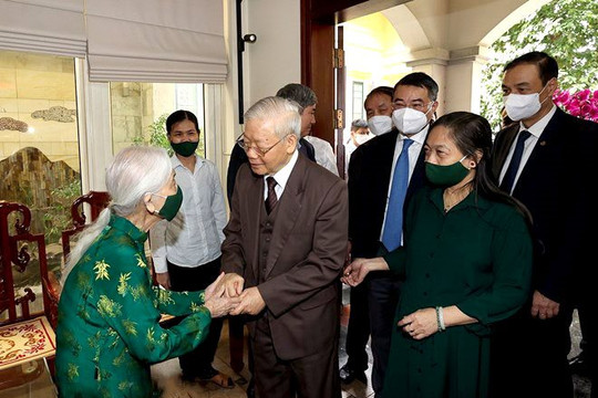 Tổng Bí thư Nguyễn Phú Trọng thăm gia đình, thắp hương tưởng niệm các cố Tổng Bí thư