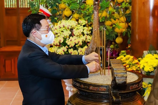 Chủ tịch Quốc hội dâng hương tưởng niệm Bác Hồ tại Nghệ An