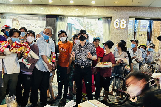 Đan Trường - Trung Quang chạy xe máy trao quà cho người dân nghèo cận Tết