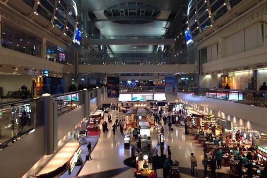 Sân bay có lợi nhuận cao nhất thế giới, hơn 6.000 máy bay cất cánh và hạ cánh mỗi ngày, và nhà ga giống như một trung tâm mua sắm
