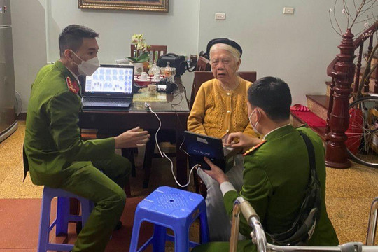 Cấp căn cước công dân cho cụ bà hơn 100 tuổi trước thềm năm mới