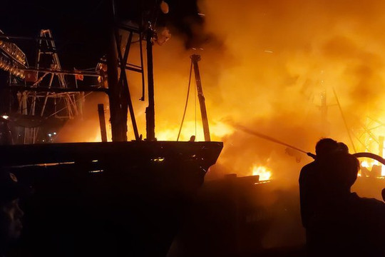 4 tàu cá của ngư dân ở Quảng Ngãi bốc cháy trong đêm