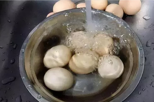 Bác sĩ khuyên nên ngừng ăn 'trứng đã rửa', nếu không có thể hại gan hơn uống rượu, biết càng sớm càng tốt