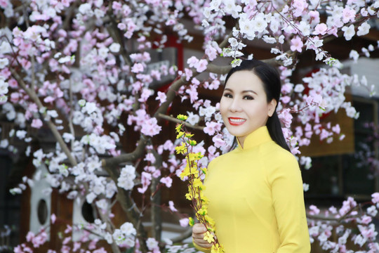 Nét đẹp tết xưa qua tà áo dài của Nữ hoàng doanh nhân Kim Chi