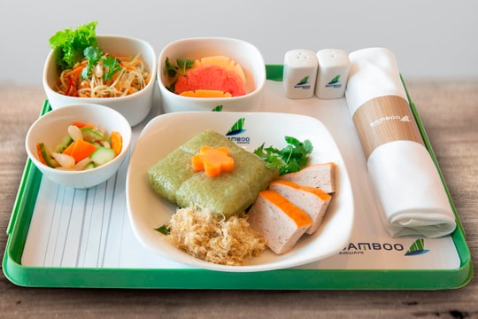 Bamboo Airways lì xì may mắn hành khách ‘xông’ chuyến bay đầu năm