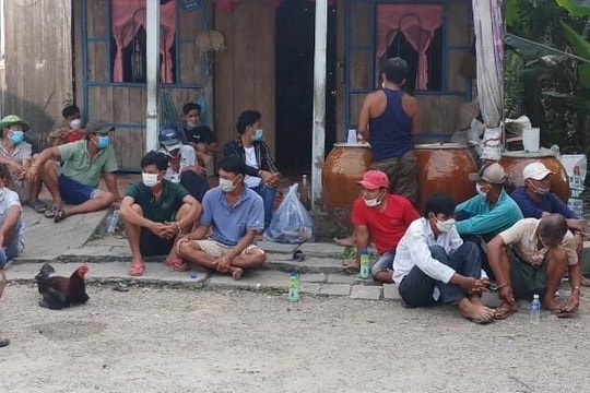 Con bị bắt vì đánh bạc, bố tới đánh Công an