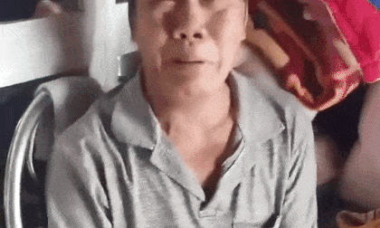 Cha mếu máo khóc nức nở như đứa trẻ vì phải xa con gái sau mấy ngày con về chơi Tết
