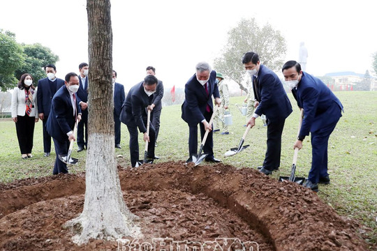 Chánh án Nguyễn Hòa Bình thăm, làm việc tại tỉnh Hưng Yên và dự Lễ phát động Tết trồng cây Xuân Nhâm Dần 2022