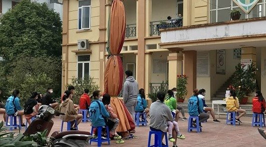 Hàng trăm học sinh, giáo viên là F0 trước ngày mở cửa trường học sau Tết
