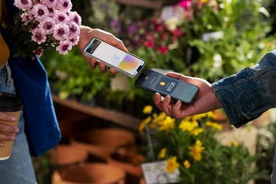 Apple ra mắt tính năng chạm để thanh toán