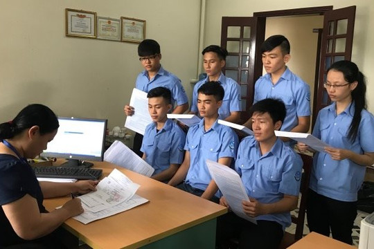 Ngày 14/2, học sinh, sinh viên trường nghề tại Hà Nội đi học trực tiếp