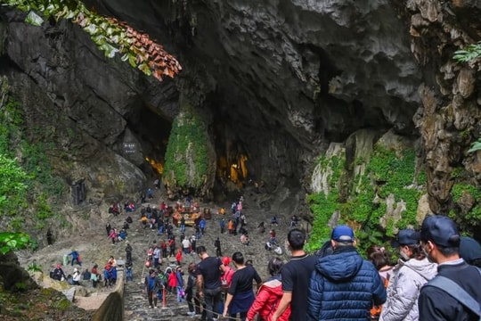 Hàng nghìn du khách đổ về chùa Hương trong ngày bán vé sớm