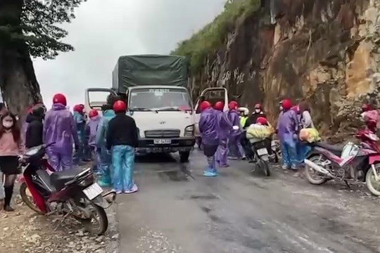 Làm rõ vụ mâu thuẫn giữa nhóm khách phượt và lái xe tải tại Hà Giang
