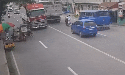 Chạy xe bất cẩn, người đàn ông suýt mất mạng dưới gầm xe đầu kéo