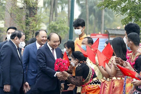 Chủ tịch nước Nguyễn Xuân Phúc dự Ngày hội 'Sắc Xuân trên mọi miền Tổ quốc'