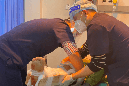 Người đàn ông bị máy cắt cỏ chém gần đứt lìa cẳng chân
