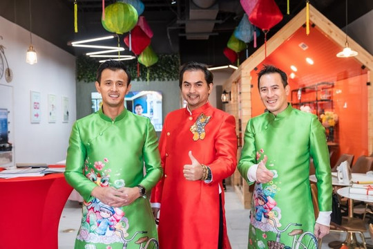 Đức Tiến: “Tôi hay diện áo dài cho đỡ nhớ quê hương”