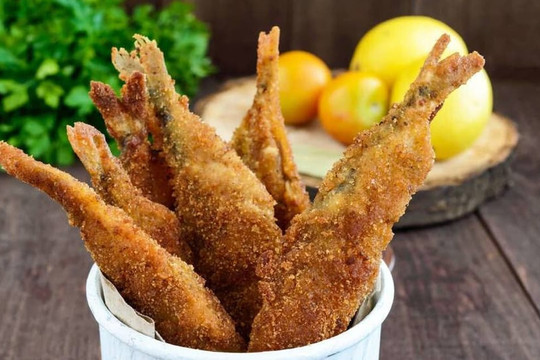 Để chiên cá được giòn bạn dùng bột chiên hay bột mì? Đầu bếp dạy bạn 2 bí quyết, cả xương cá vẫn giòn