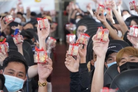 Điều ngọt ngào trên chuyến bay đặc biệt mừng Lễ Tình Nhân của Vietjet
