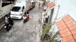 Nhóm trộm đi 2 xe tay ga lượn lờ, chờ thời cơ giật điện thoại của cô gái trẻ