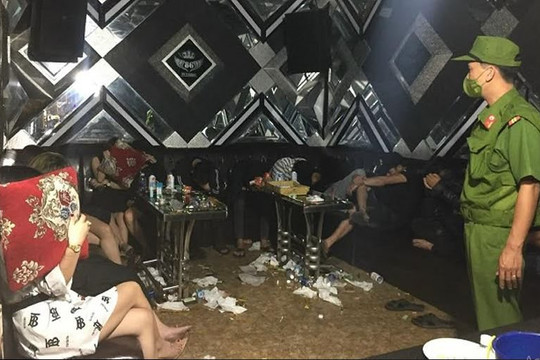 40 nam, nữ phê ma túy trong quán karaoke 
