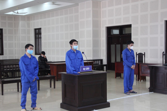 Đánh trả vì “vô cớ bị đánh”, 2 anh em ruột cùng vào tù