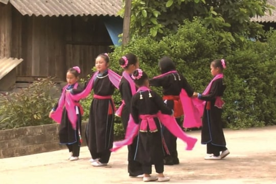 Say đắm điệu xòe trên “cao nguyên trắng”