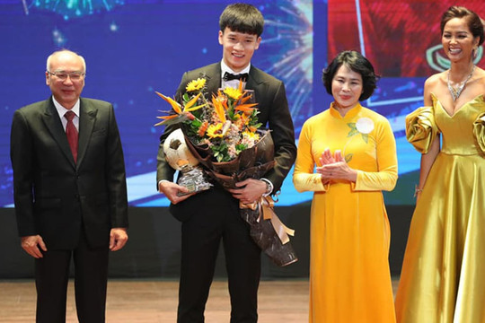 Vượt Quang Hải và Tiến Linh, Hoàng Đức giành Quả bóng vàng Việt Nam 2021