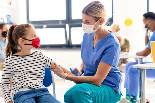 Anh tiêm vaccine ngừa COVID-19 cho trẻ 5-11 tuổi