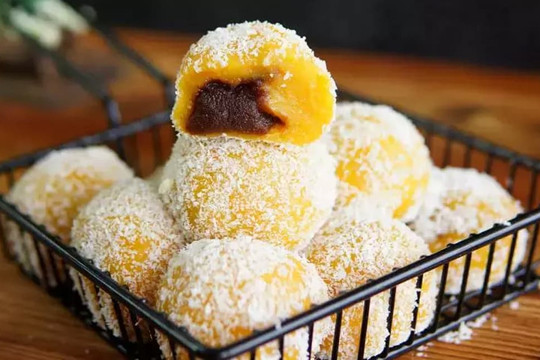 Một miếng bí đỏ, nửa bát bột nếp, món bánh làm đơn giản và ngọt ngào dẻo thơm đã hoàn thành