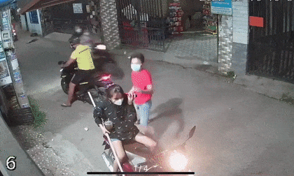 Bất cẩn dùng điện thoại ngoài đường, cô gái trẻ 'đứng hình' khi bị 2 tên trộm giật mất