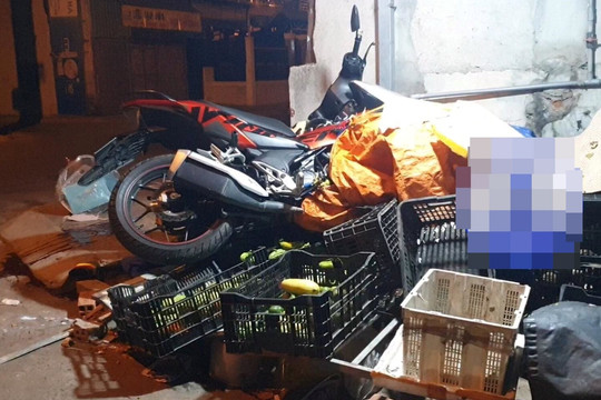 Lao xe máy vào sạp trái cây, 2 thanh niên tử vong