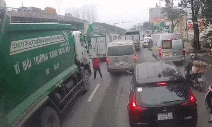 Xe tải chở rác 'nuốt chửng' bà cụ khuyết tật vào gầm, điều kỳ diệu khó tin xảy ra sau đó vài giây