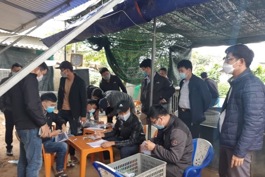 Bắt giữ hàng chục con bạc đang cá độ tại trường gà
