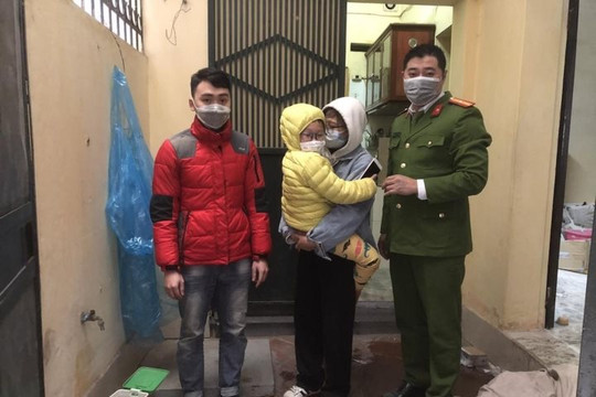 Nam thanh niên cùng công an cứu cháu bé 6 tuổi kẹt trong ngôi nhà bị cháy